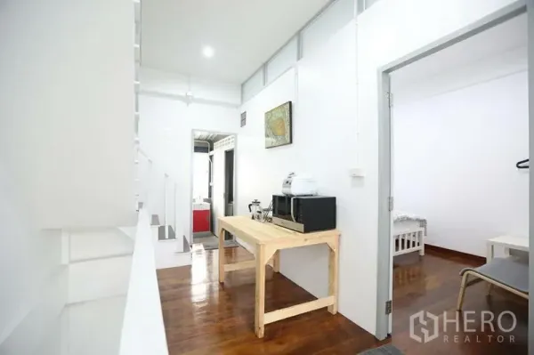 带办公室的家 出租在Khlong Toei, Bangkok - 二层过道带小茶水区，木桌与电器连接各房间。