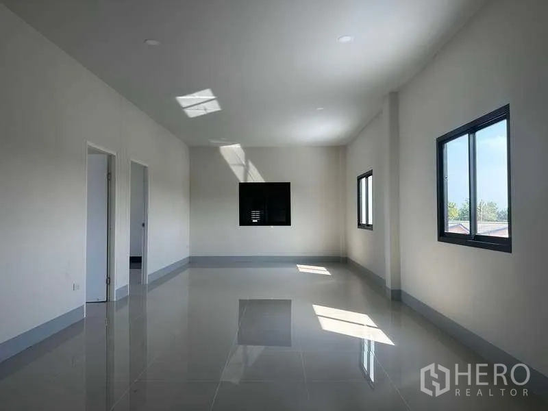 โรงงาน ให้เช่าหรือขายในSai Noi, Nonthaburi - ห้องสำนักงานรับแสงธรรมชาติ หน้าต่างบานใหญ่ พื้นกระเบื้องมันวาว