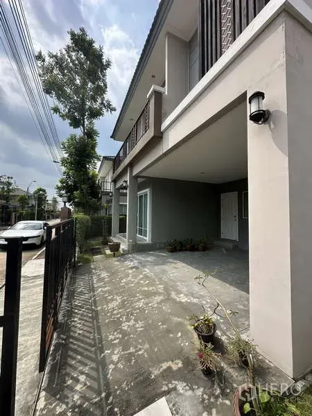 独立式住宅 出售在Sai Mai, Bangkok - 金属大门内的前院与带顶停车位、门廊。
