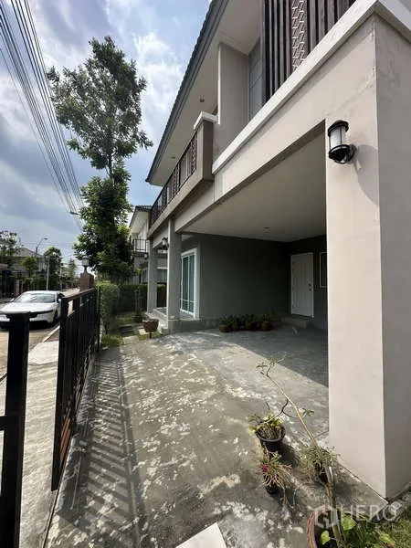 独立式住宅 出售在Sai Mai, Bangkok - 金属大门内的前院与带顶停车位、门廊。