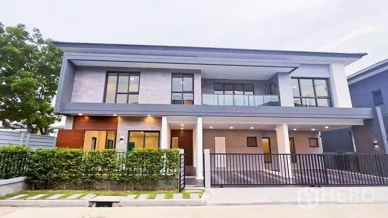 Detached House for sale in Bang Phli, Samut Prakan - Modern two‑storey detached house exterior with balcony, gated carport and hedges in Bang Phli