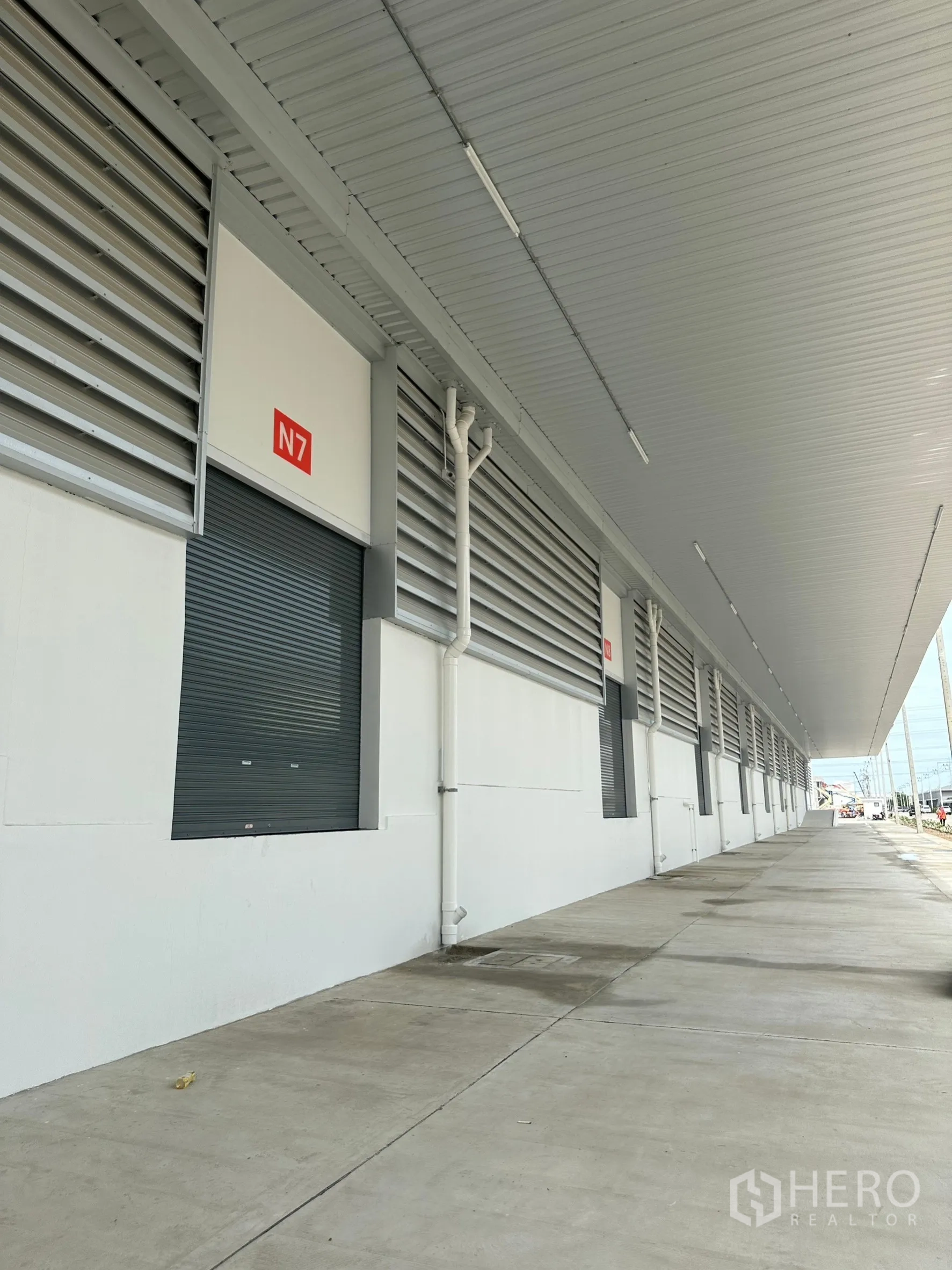 Factory for rent in Khlong Luang, Pathum Thani - Extended covered walkway with several loading bays labeled N7 and N8.