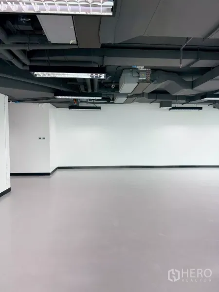 Office Space for rent in Din Daeng, Bangkok - White-wall workspace with exposed black ceiling, centralized air ducts and LED lighting.