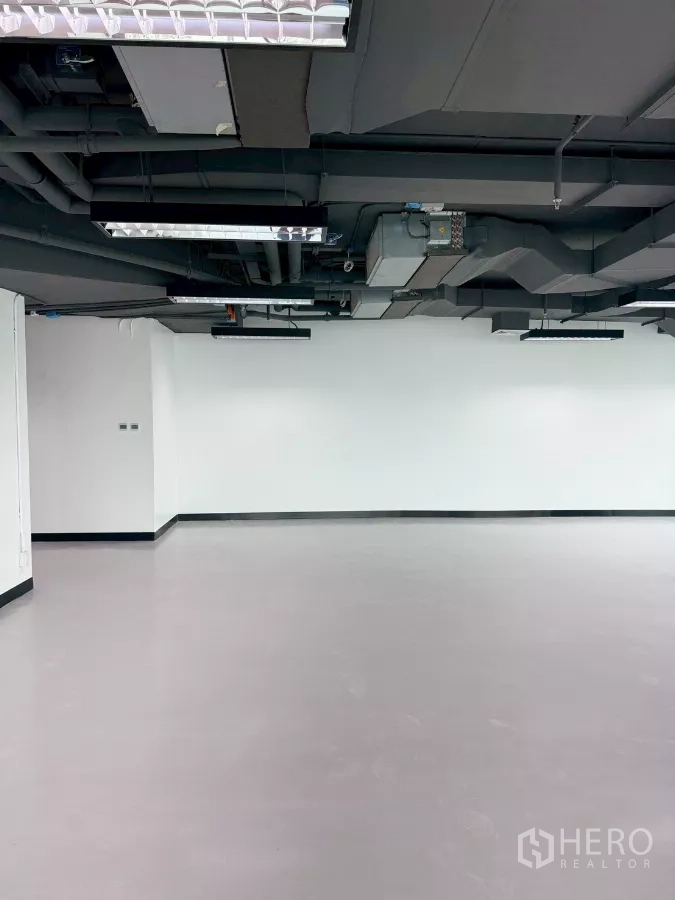 Office Space for rent in Din Daeng, Bangkok - White-wall workspace with exposed black ceiling, centralized air ducts and LED lighting.