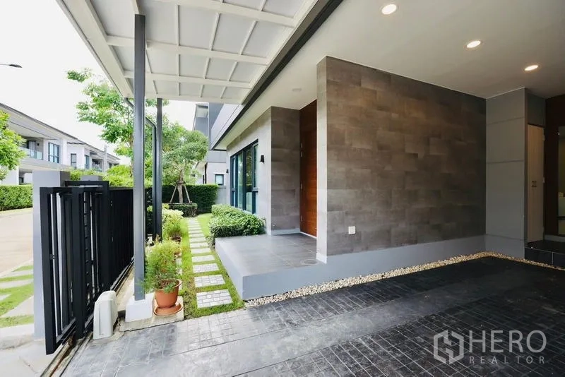 Detached House for rent in Bang Phli, Samut Prakan - Covered carport, gated entry, and landscaped front walkway and lawn.