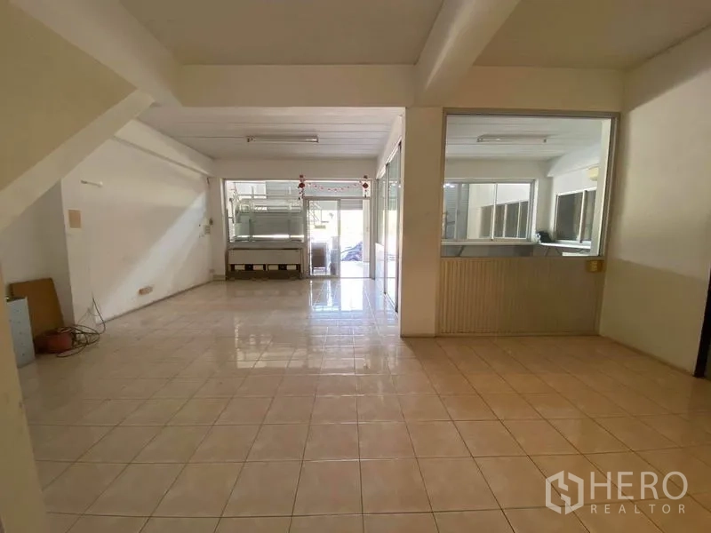 โรงงาน ขายในBang Phli, Samut Prakan - โถงรับรองชั้นล่างพื้นกระเบื้อง มีผนังกระจก
