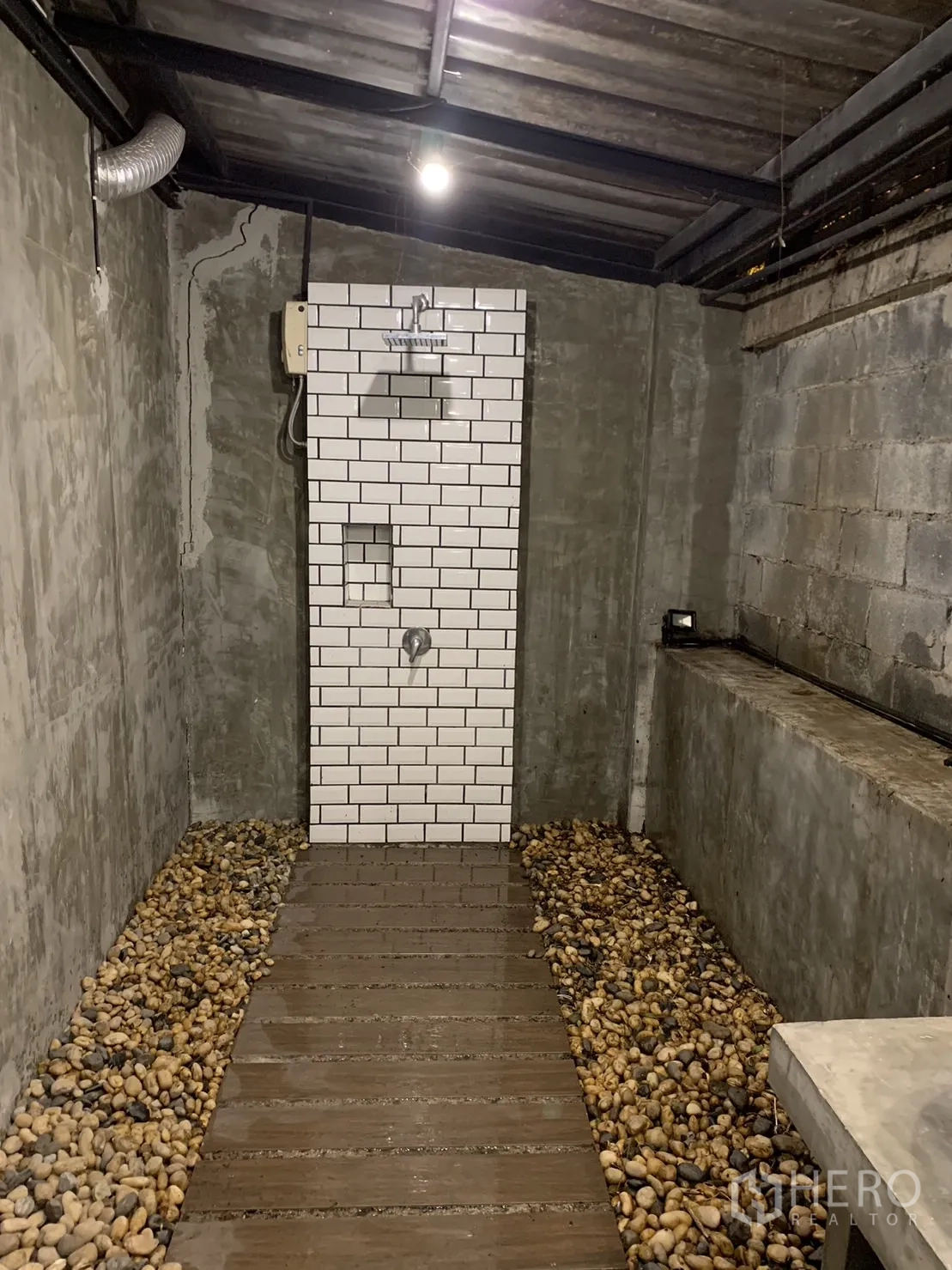 Townhouse for rent in Watthana, Bangkok - Semi-outdoor shower with white subway tiles and pebble-stone flooring.