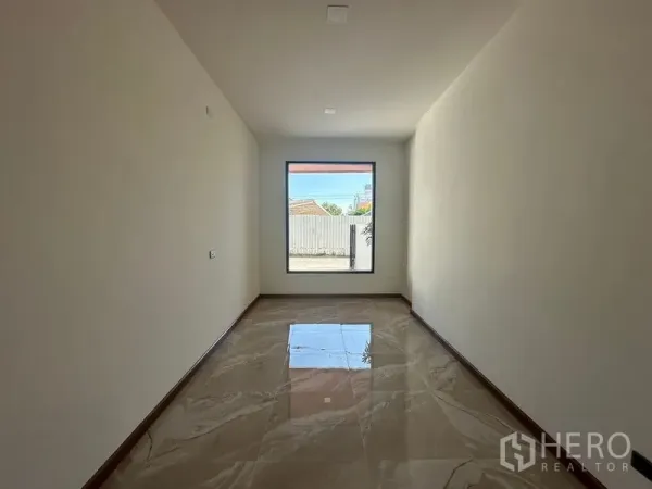 Home Office for rent in Wang Thonglang, Bangkok - Bright front room with a large window and glossy marble-look floor overlooking the entry gate.