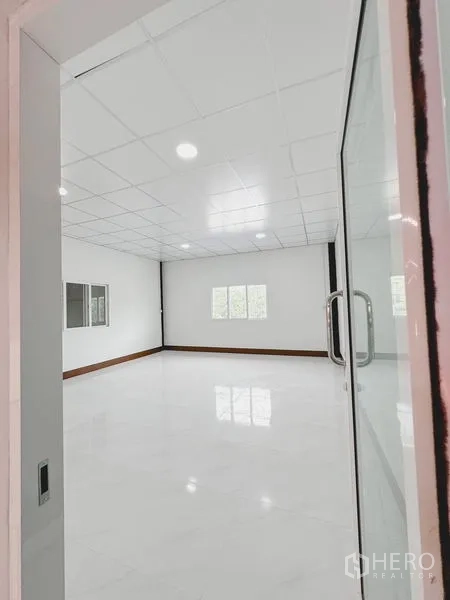 Warehouse for rent or sale in Khlong Luang, Pathum Thani - Bright office room with white tiled floor, drop ceiling lights and windows.