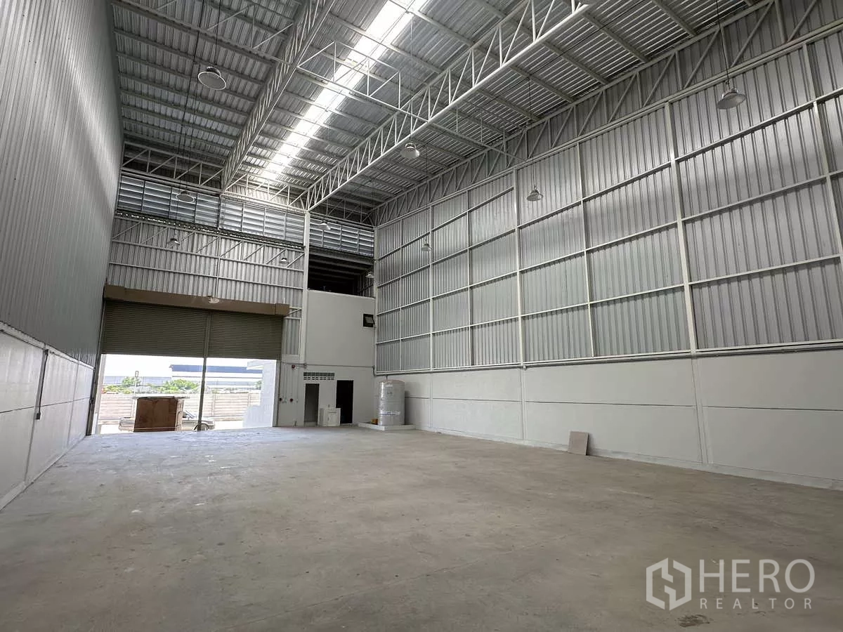 Warehouse for rent in Wang Noi, Phra Nakhon Si Ayutthaya - Spacious storage hall facing the roller shutter entrance and upper office area.