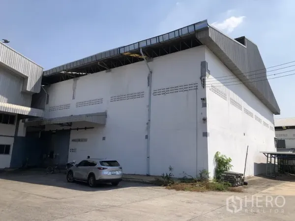 โรงงาน ให้เช่าในMueang Samut Prakan, Samut Prakan - ด้านนอกโรงงานหลังคาจั่วสูง มีจุดขนถ่ายสินค้าและประตูม้วน