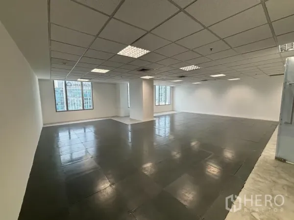 Office Space for rent in Watthana, Bangkok - Open-plan office with raised access floor, grid ceiling lights, white walls, and large windows with Sukhumvit city views.
