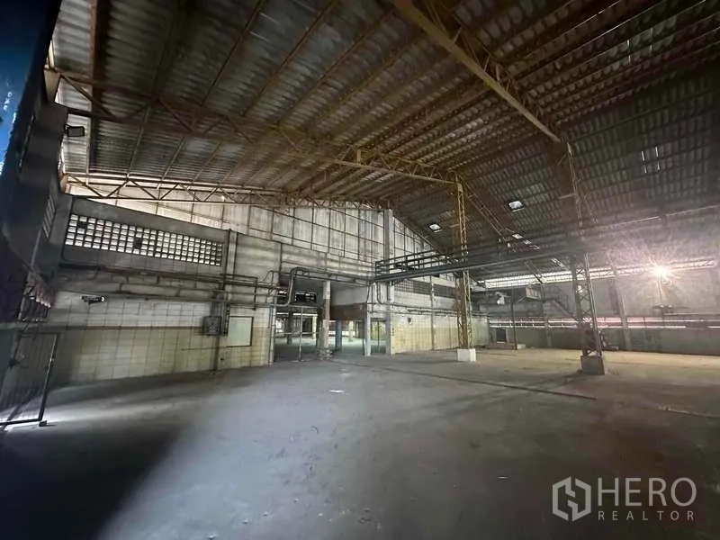 Factory for rent in Khlong Luang, Pathum Thani - High-bay warehouse interior with sloped metal roof and lighting