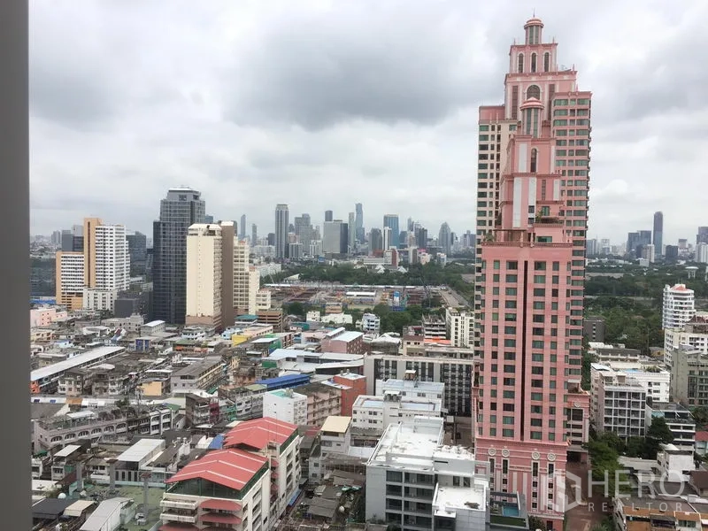 Condominium for rent in Khlong Toei, Bangkok - High-floor city view over Sukhumvit with a distinctive pink high-rise and Bangkok skyline.