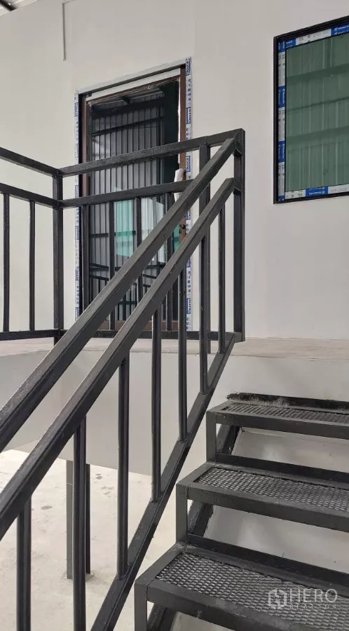 Warehouse for rent in Khlong Toei, Bangkok - Metal staircase leading to the separate mezzanine office entrance.