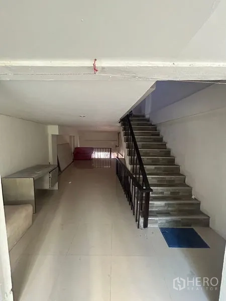 店屋 出租在Khlong Toei, Bangkok - 开放式楼层，亮面地砖，直梯通往上层。