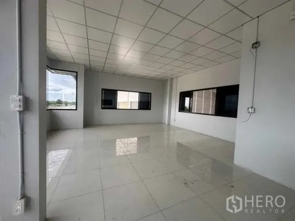 Factory for rent in Wang Noi, Phra Nakhon Si Ayutthaya - Bright office room with tiled floors, drop ceiling, and wide windows overlooking the site.