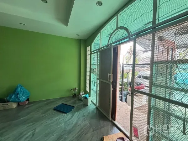 店屋 出租在Watthana, Bangkok - 前厅设拱形玻璃与金属安全门，可直通临街位置。