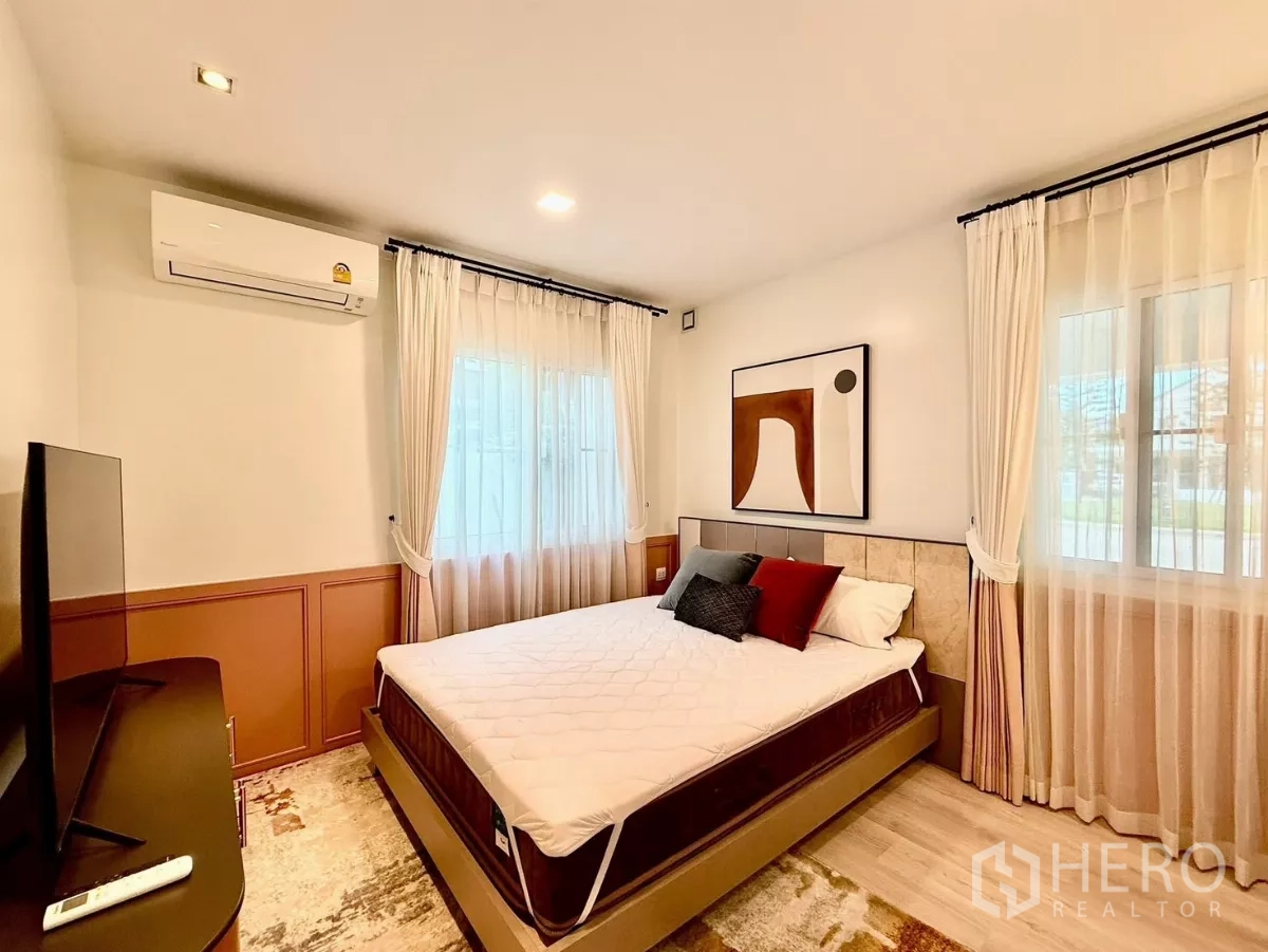 Detached House for rent in Bang Phli, Samut Prakan - Guest bedroom with large windows, air-conditioning and TV unit.