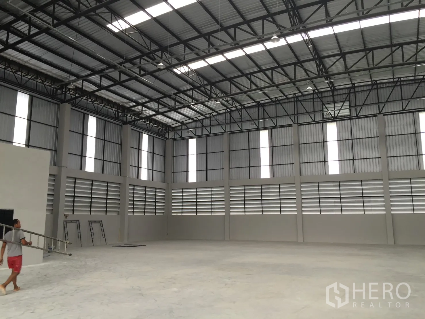 โกดัง for rent in Bang Phli, Samut Prakan - พื้นที่โกดังกว้าง ผนังบานเกล็ดและพื้นโล่ง