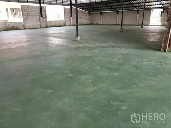 Warehouse for sale in Lam Luk Ka, Pathum Thani - Clear-span warehouse floor suitable for racking or light production.
