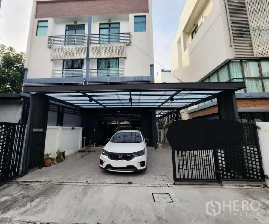 Home Office for rent in Bueng Kum, Bangkok - Modern three-storey home office exterior with covered carport and gated entrance in Bueng Kum.