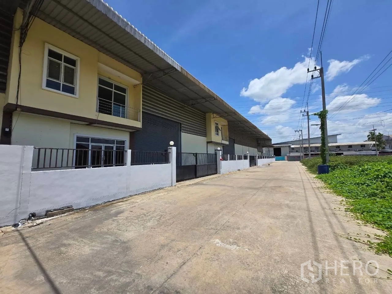 โกดัง for rent or sale in Mueang Samut Sakhon, Samut Sakhon - ภายนอกโกดังพร้อมอาคารออฟฟิศ โรลเลอร์ชัตเตอร์ขนาดใหญ่ และถนนกว้าง