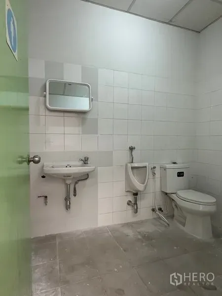 工厂 出租在Khlong Luang, Pathum Thani - 工厂内整洁的瓷砖卫生间，配洗手盆、小便池与坐便器。