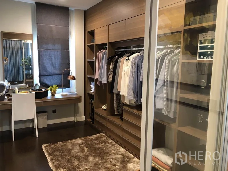 Detached House for rent in Bang Kapi, Bangkok - Walk-in closet with built-in wardrobes, glass sliding door and dressing table.
