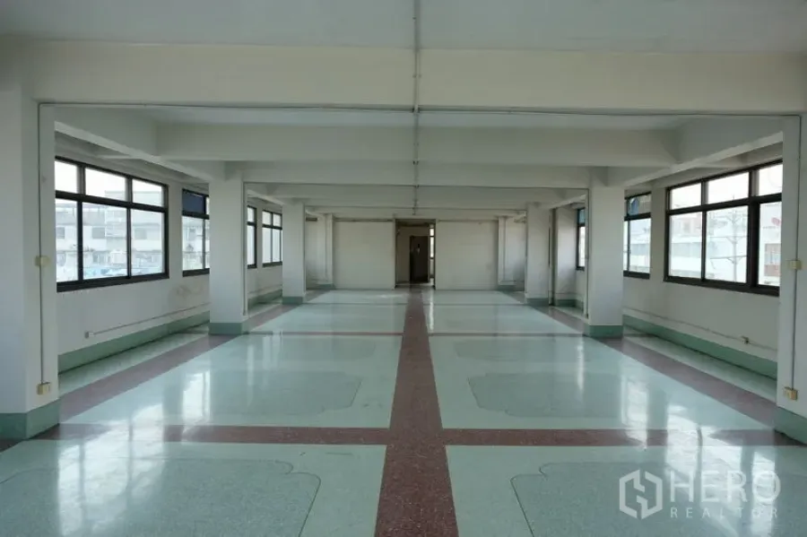 สำนักงาน ให้เช่า - ชั้นสำนักงานกว้าง มีโครงเสากั้นช่วง หน้าต่างบานใหญ่สามด้าน พื้นเงา พร้อมให้ตกแต่งเพิ่มเติม ใกล้ BTS