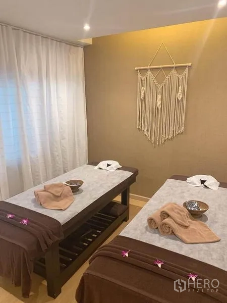 Shophouse for rent in Khlong Toei, Bangkok - Private double treatment room featuring two massage beds and soft neutral decor.