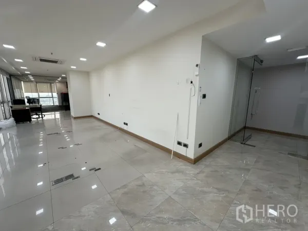 办公空间 出租 - 开放式办公区，瓷砖地面、嵌灯与玻璃隔断
