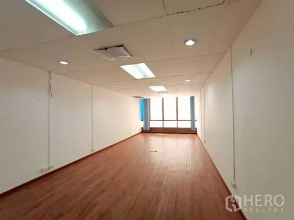 办公空间 出租 - 长条开放式工作区，吊顶灯具与大窗采光.