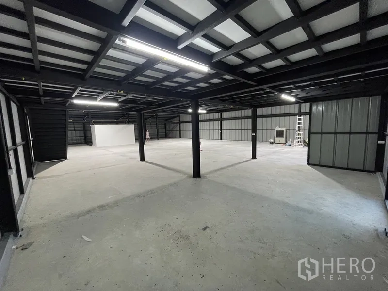 货栈 出租在Bueng Kum, Bangkok - 开放式夹层区域，金属屋面下配LED照明与混凝土地坪。