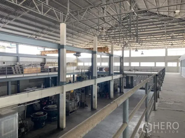 工厂 for sale in Khlong Luang, Pathum Thani - 夹层走道俯瞰高钢桁架屋顶的生产车间。