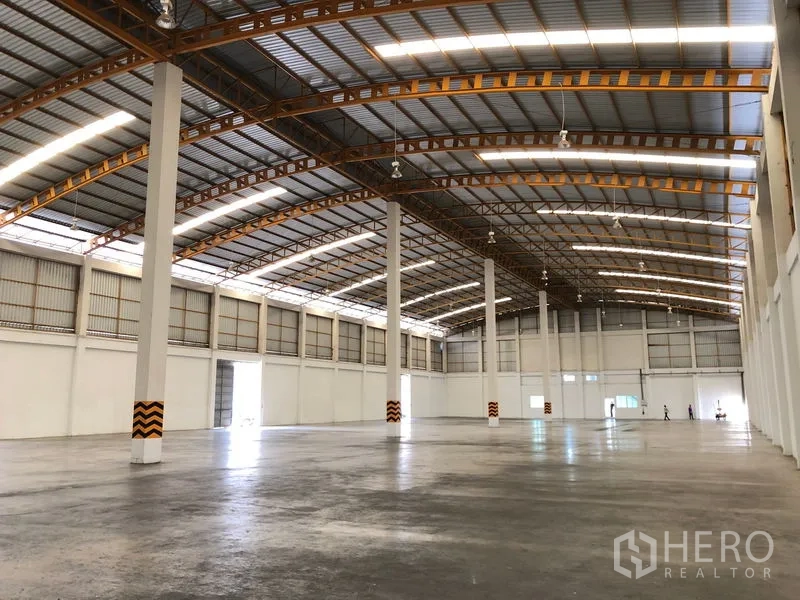 Warehouse for rent in Phra Nakhon Si Ayutthaya - Open warehouse space with multiple columns, high ceiling and natural light panels.