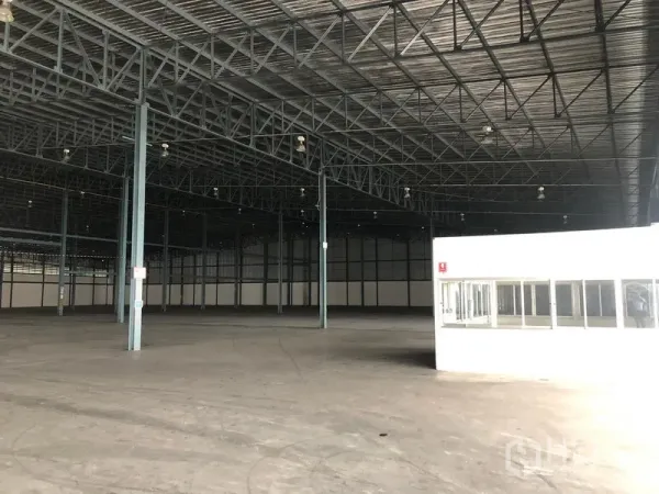 Warehouse for rent in Bang Phli, Samut Prakan - Open-plan warehouse space with high ceilings and an internal glass-walled office.