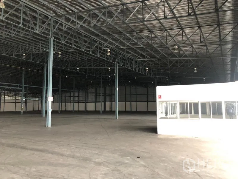 Warehouse for rent in Bang Phli, Samut Prakan - Open-plan warehouse space with high ceilings and an internal glass-walled office.