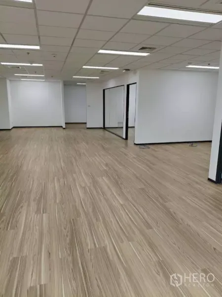 办公空间 出租 - 狭长开放办公区，木纹地板，侧面设玻璃隔间。