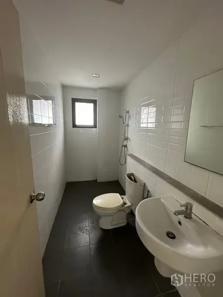 独立式住宅 出售在Bang Khen, Bangkok - 白色瓷砖浴室，配淋浴与小窗通风。