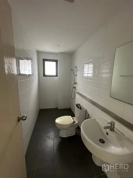 独立式住宅 出售在Bang Khen, Bangkok - 白色瓷砖浴室，配淋浴与小窗通风。