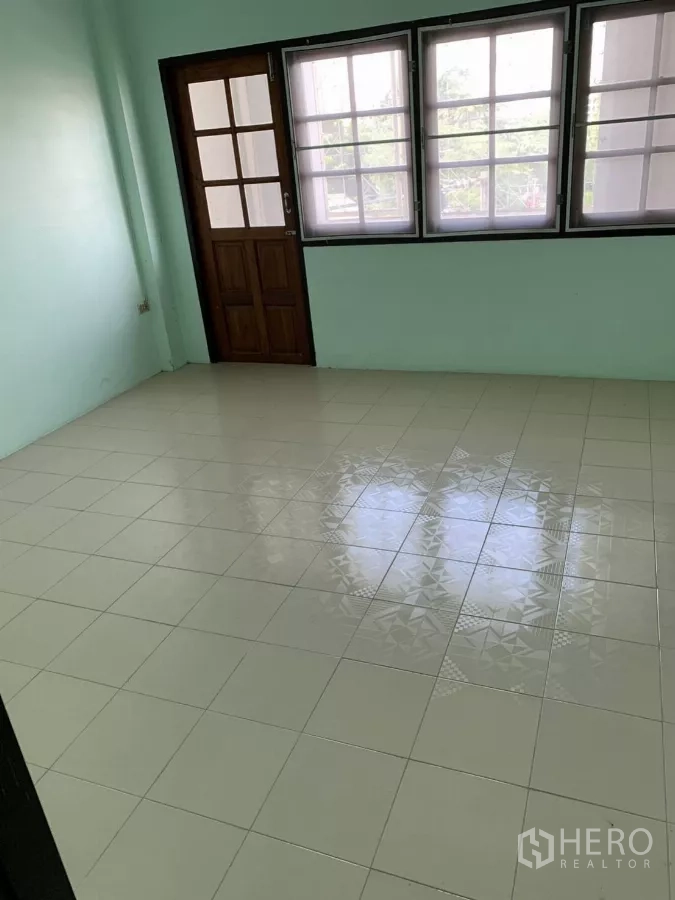 Shophouse for rent in Suan Luang, Bangkok - Compact bedroom or office with tiled floor and windows providing natural light.
