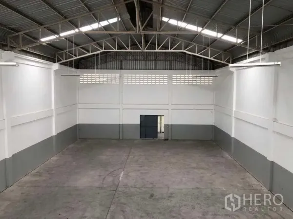 工厂 出租在Khlong Luang, Pathum Thani - 高挑仓库空间，钢桁架屋顶与混凝土地坪。