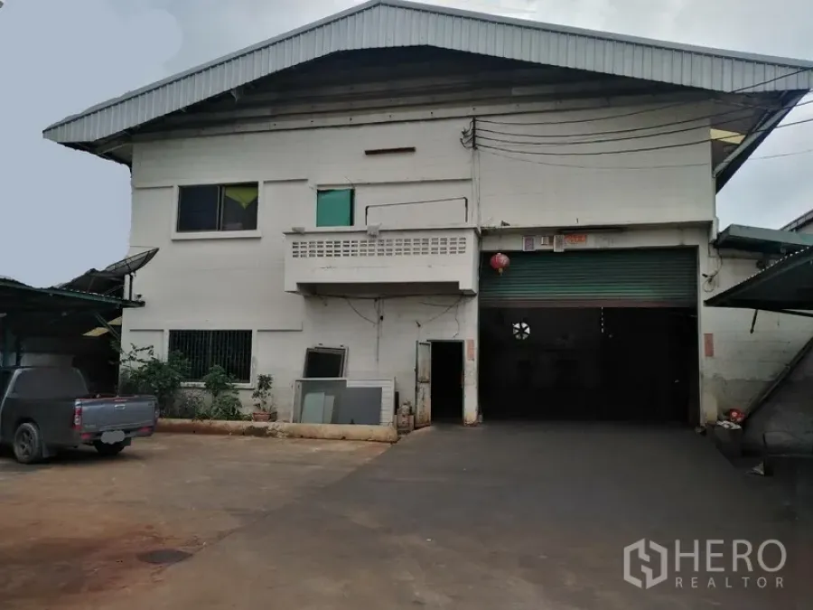 工厂 出租在Saphan Sung, Bangkok - 工厂外立面，带办公区与宽阔前院停车区。