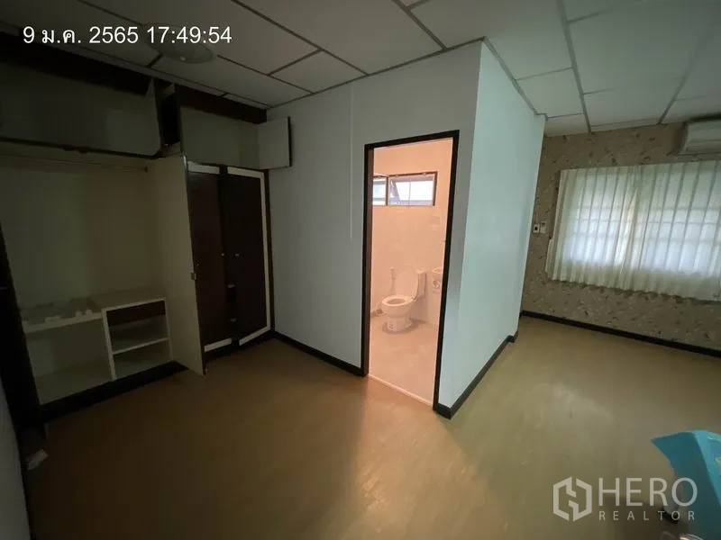 独立式住宅 出租在Khlong Toei, Bangkok - 主卧视角可见套间浴室的开门与内置收纳。