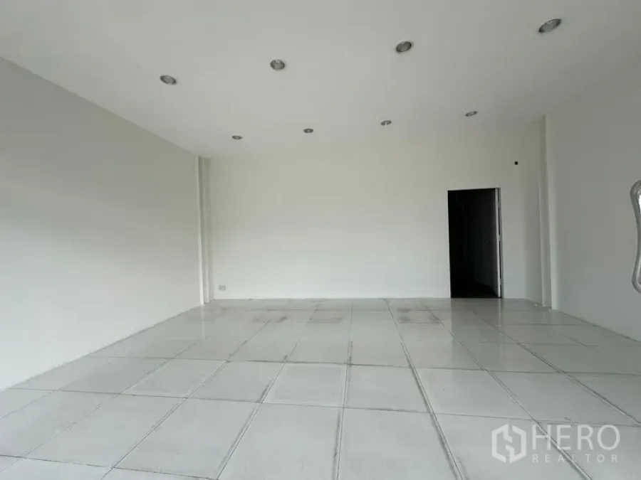 办公空间 出租在Khlong Toei, Bangkok - 明亮开放办公间，白色地砖、筒灯与素白墙面，待装修布局。