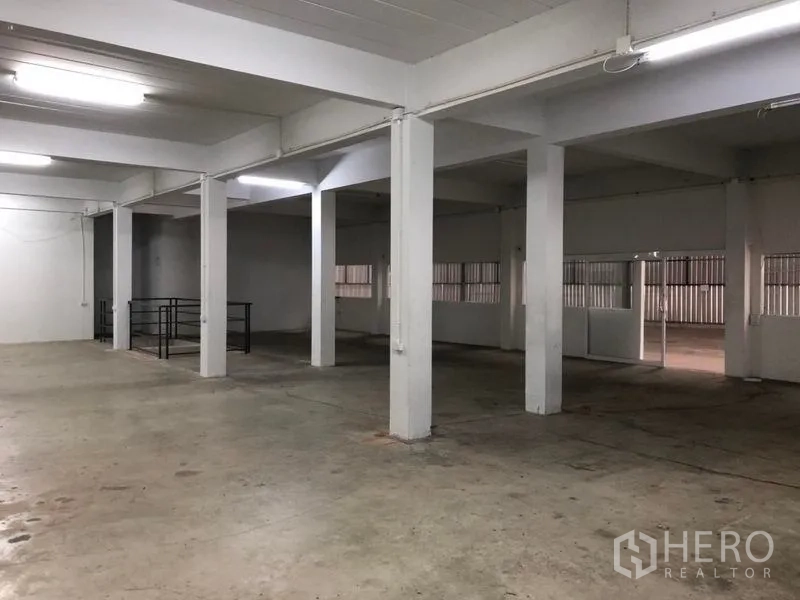 货栈 出租在Khlong Sam Wa, Bangkok - 宽阔夹层空间，多根立柱与荧光照明。