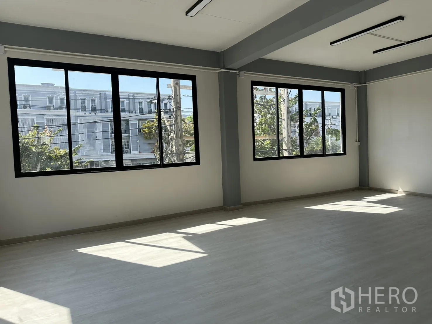 办公空间 出租在Phra Khanong, Bangkok - 角落办公区，双面窗与吊顶LED灯，光线明亮。