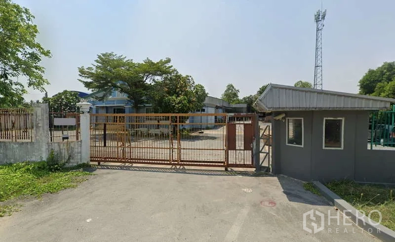Warehouse for rent in Sam Phran, Nakhon Pathom - Secure front gate and perimeter fencing of the warehouse compound.