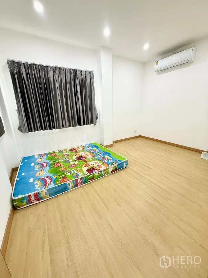 带办公室的家 出租或出售在Wang Thonglang, Bangkok - 简约房间，木地板、深色窗帘与地铺床垫。